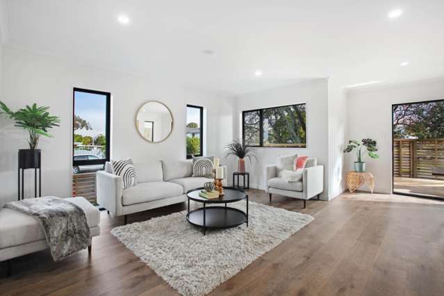 3 Beds + Study! 2 Huge Livings! 165m2+ Inside!