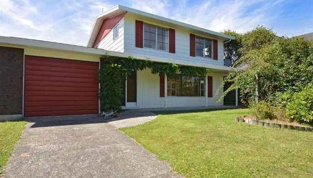 Lynmore Three Bedroom In Sought After Cul-de-sac