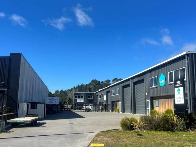 Modern tilt slab warehouse. Flexible lease options