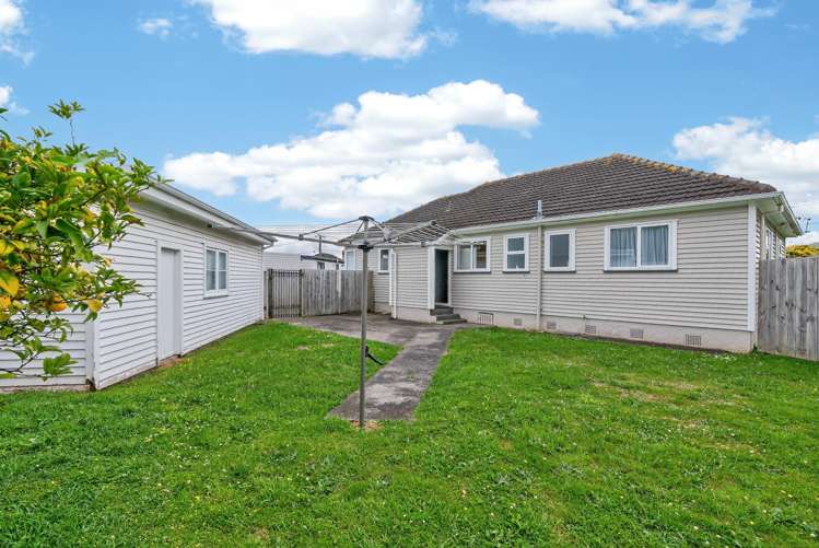 16 Hodgins Grove Naenae_11