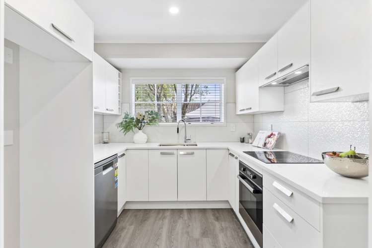 2/73 Botany Road Botany Downs_8