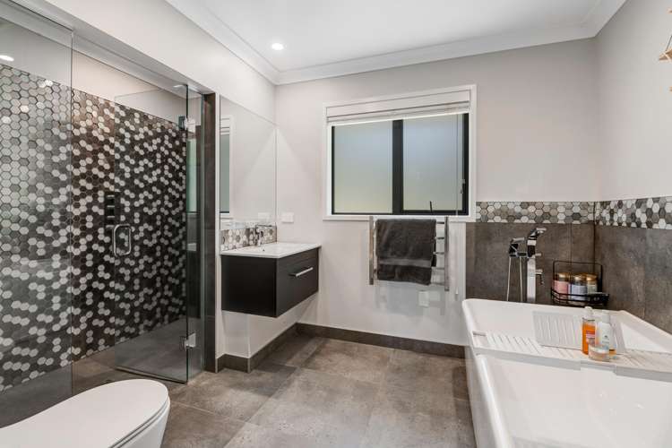 8 Roberts Road Matakatia_24