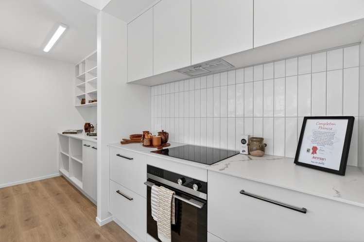 18 Sir Bob Charles Drive_3