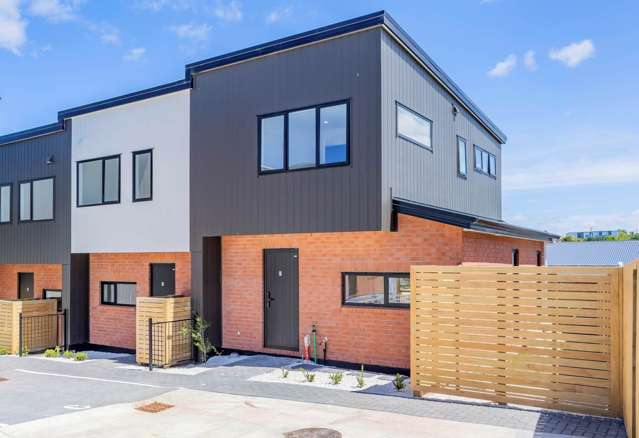 Modern 2-Bedroom Corner Unit – Prime Location!...