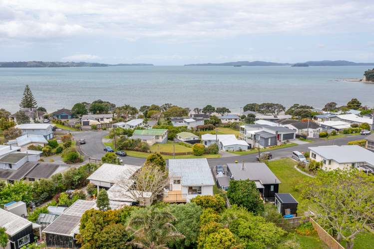 9 Piccadilly Circus Snells Beach_25