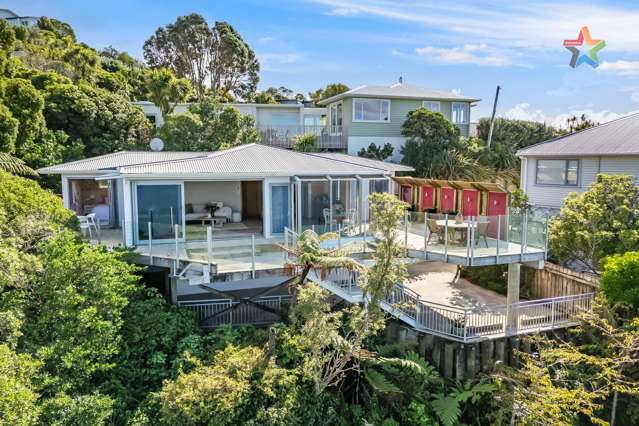 NESTLED IN NATURE WITH PANORAMIC HARBOUR VIEWS