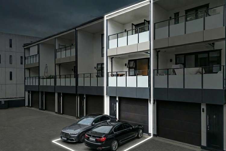 Suite 22/8 Dock Street City Centre_1