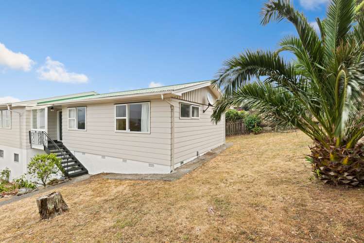 8 Waiwera Crescent Maupuia_1