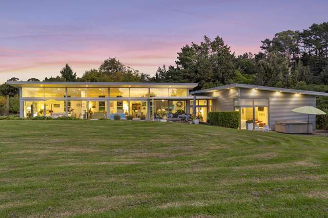 COASTAL PRIVACY MEETS ARCHITECTURAL ELEGANCE