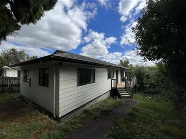 Spacious Three Bedroom House in Ranui!