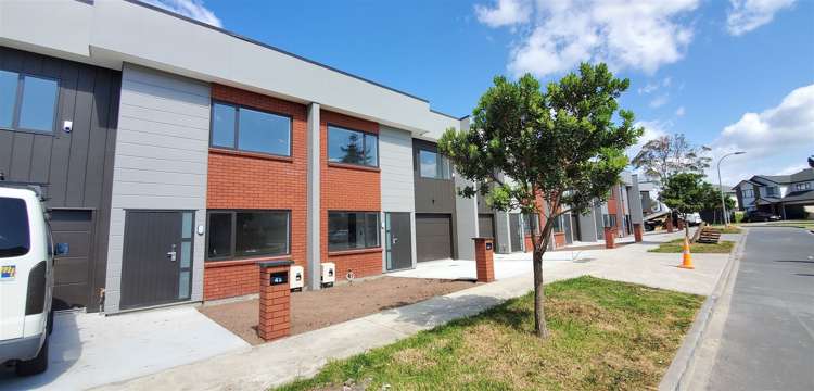 44 Bordeaux Parade Te Atatu South_0