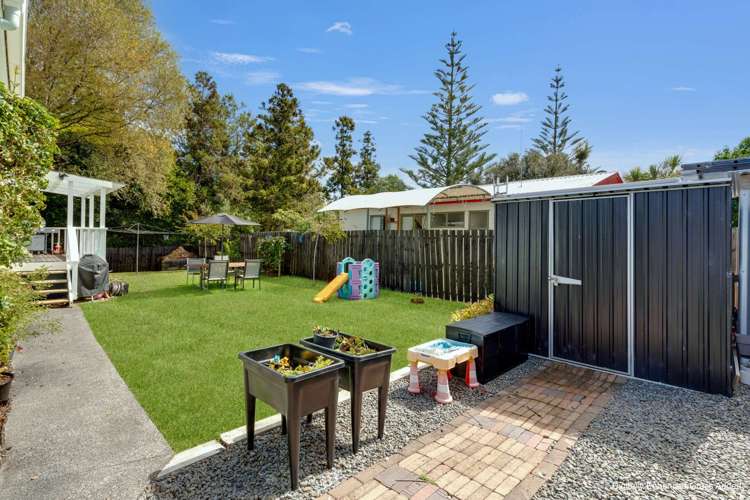 2/137 Awaroa Road Helensville_16
