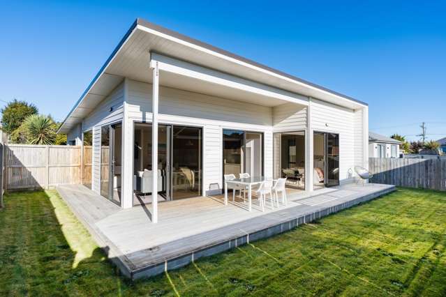Sunny standalone townhouse