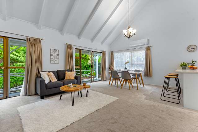 2/1 Trelawny Place Hillcrest_3