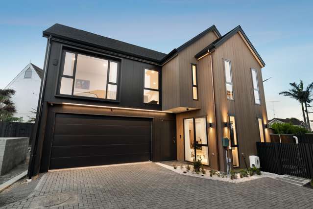 New Coastal Home with Sea Views - Rangitoto Zone!