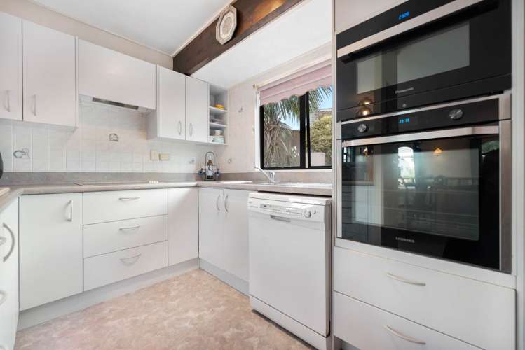 4 Photinia Place Botany Downs_15