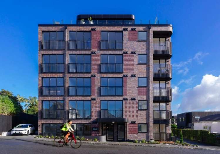 208/2 Finch Street_0