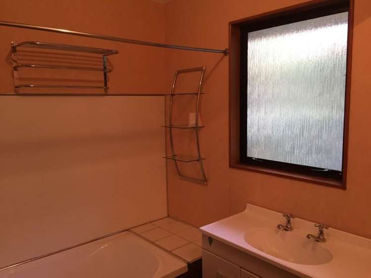 16b Arawata Terrace Fernhill/Sunshine Bay_9