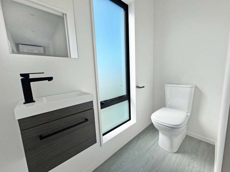 711C Worcester St Linwood_14