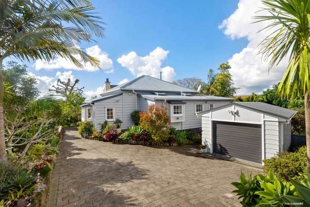 Elegant Charm - Walk to Howick Village & the beach