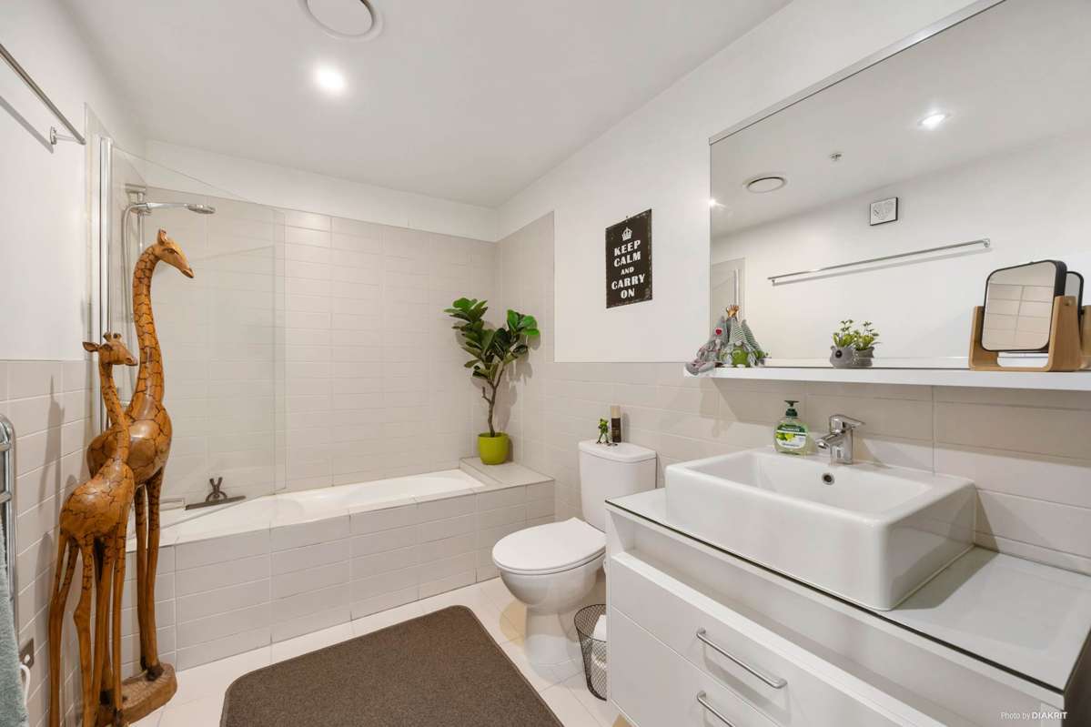 1004/30 Beach Road_2