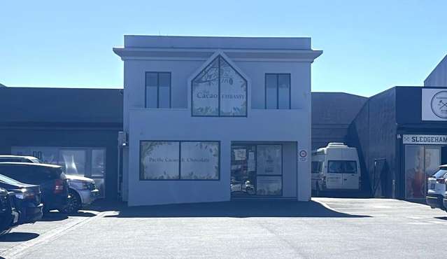 Showroom/Offices Close to 4 Aves
