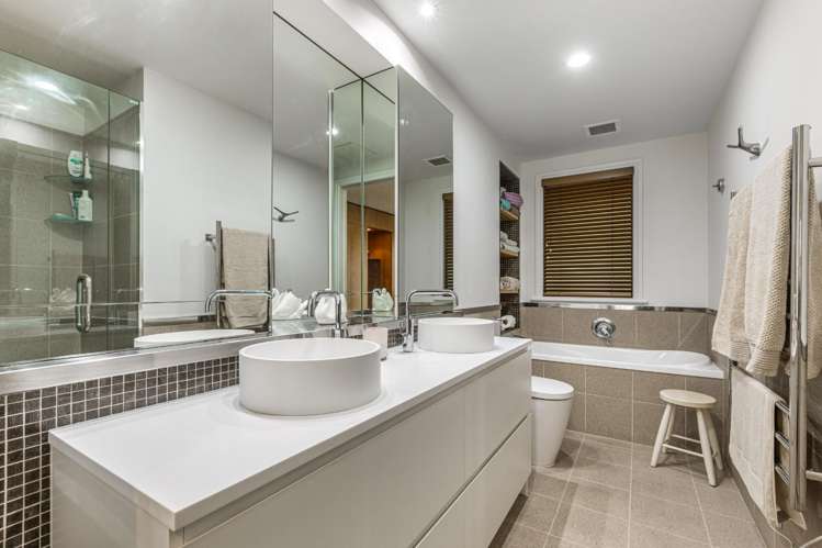 GC/20 Pakenham Street East  (with 2 carparks) 10015_8