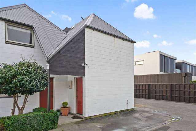 8/30 Clissold Street Merivale_1