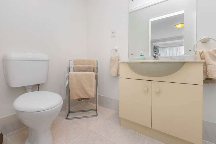 17 John Lister Close Golflands_21