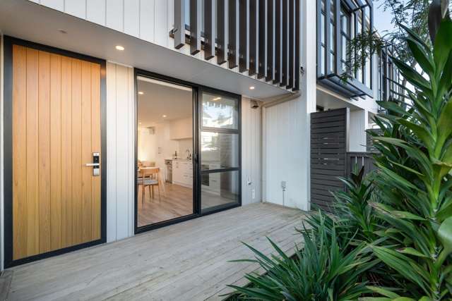 Modern, Freehold & Sunny Outlook
