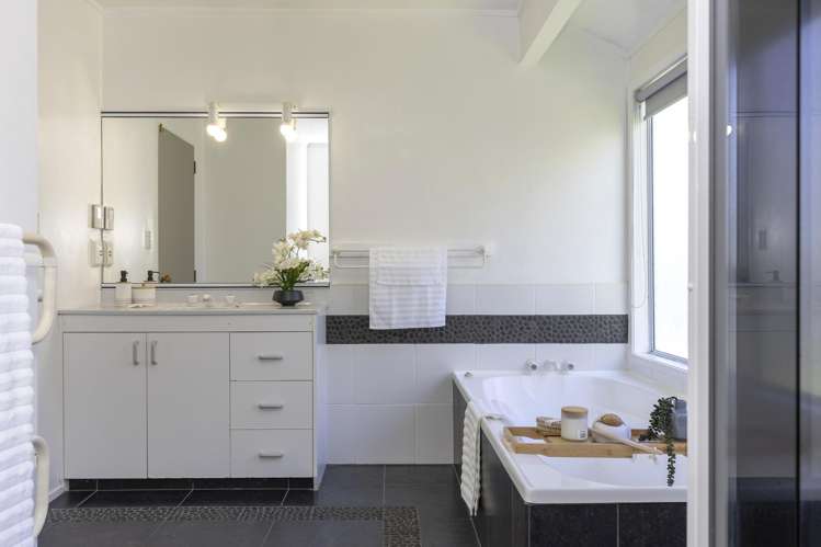 1 and 2/20 Stanley Street Wharewaka_24