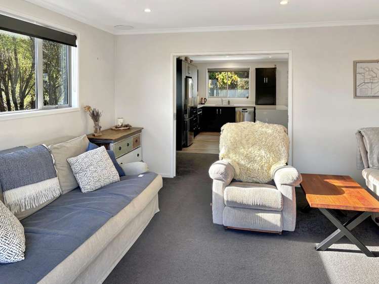 8 Christie Crescent 10484_11