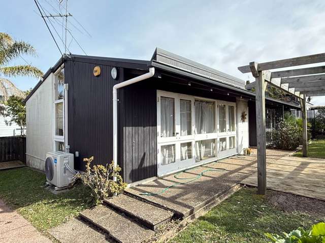 Bright & Sunny 3-Bedroom Home – Walk to Long B...