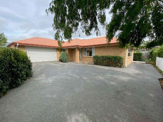 ROLLESTON - THREE BEDROOM FAMILY HOME, TWO BATHROOMS, DOUBLE GARAGE