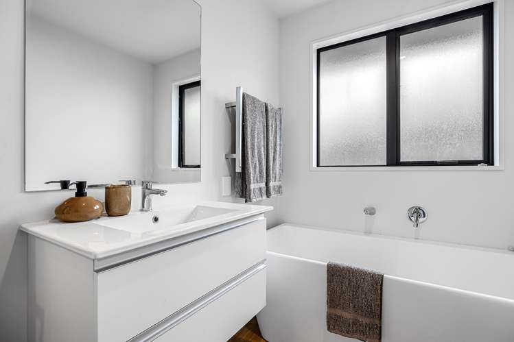 167 Faringdon Boulevard Rolleston_10