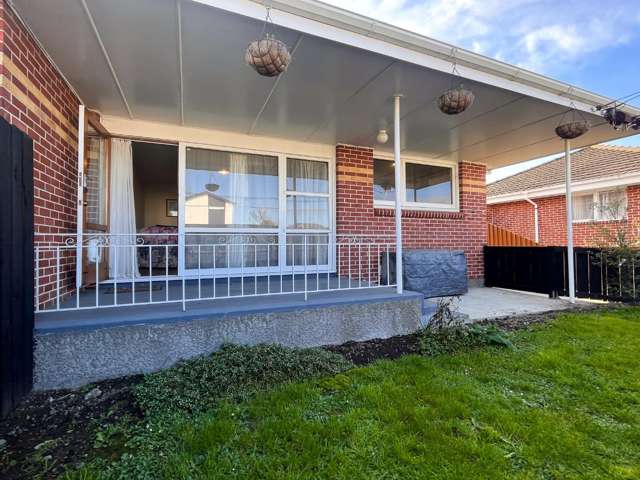 Practical, cosy 2 bedroom home with garage!