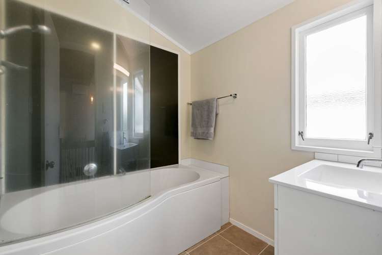 23 Gilbass Avenue Hamilton Lake_19