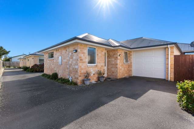 Prime Location - Sunny Over 60's Beauty!