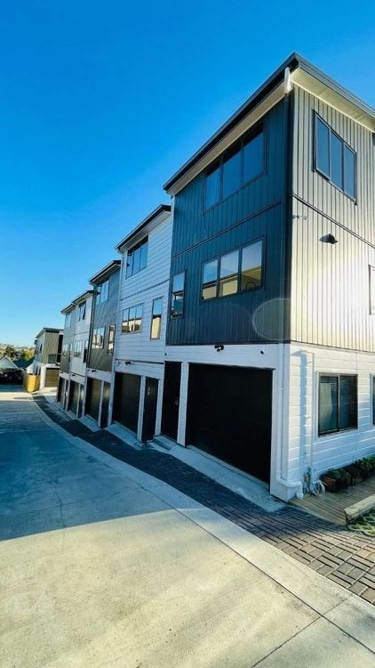 1/243 Mount Albert Road_0