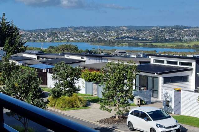 Elegant Family Living in Orewa