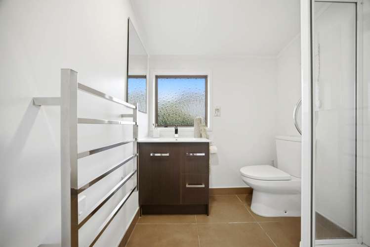 6 Chilton Place Mellons Bay_29