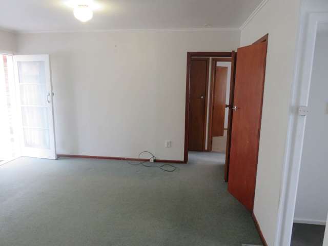 2 bedroom unit with single garage close to tra...
