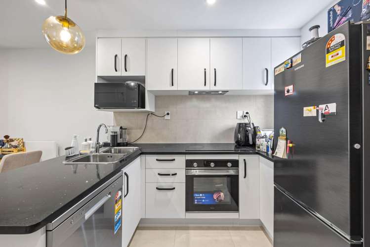 16/18 Hewlett Road Massey_15