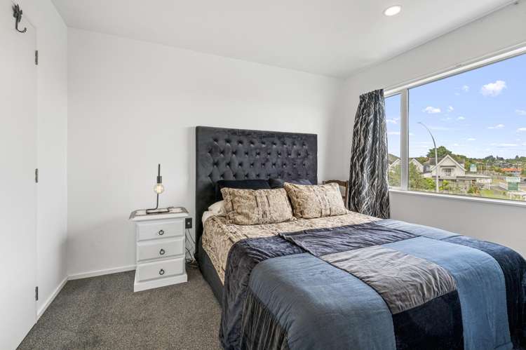 8/208A Lake Terrace_5