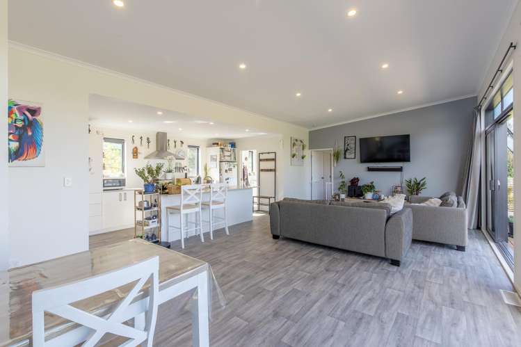 87 River Road Otane_9