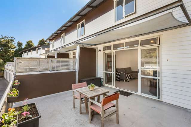 End-of-Row-Privacy, Easy living Plus 2 Car Parks!