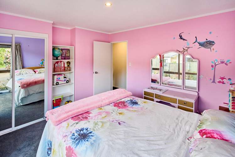 23 Mcenroe Grove Naenae_16