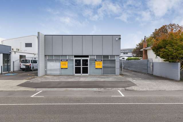 Showroom/warehouse for lease!