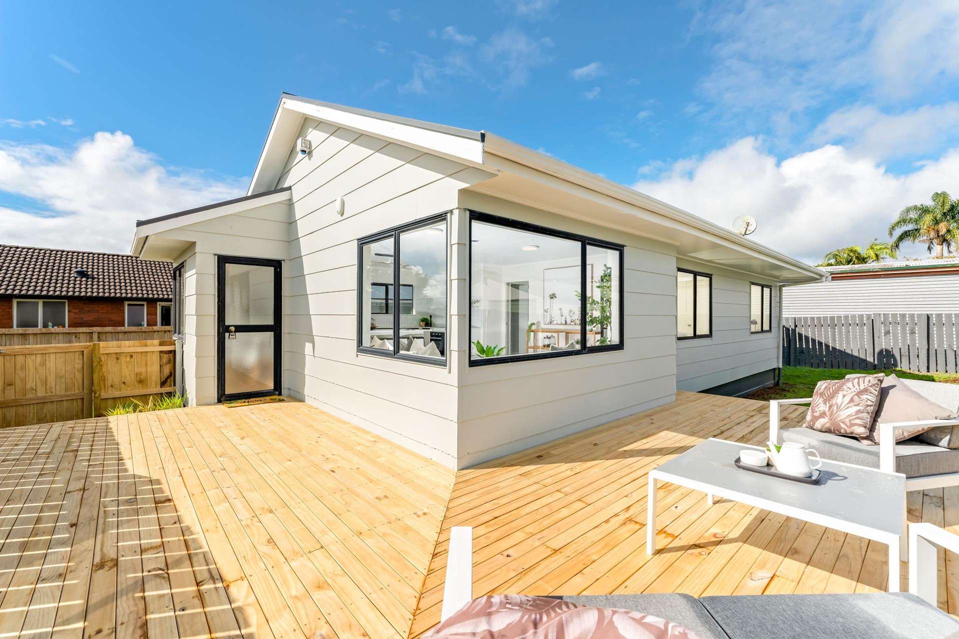 2/7 Rewarewa road Te Atatu Peninsula_0