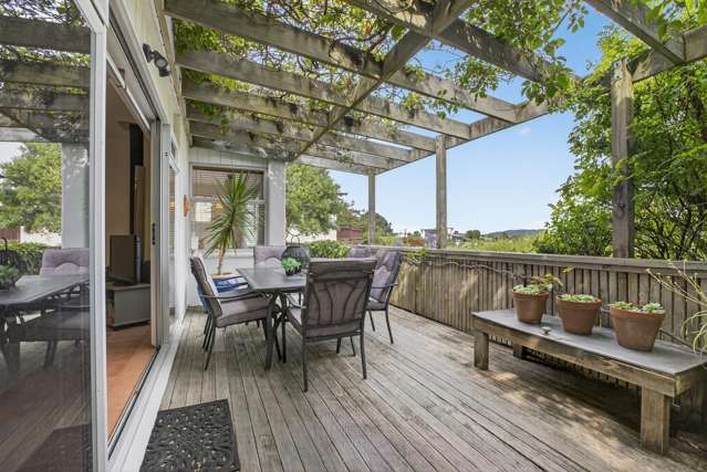 Charming Coastal Haven with Kapiti Island Views